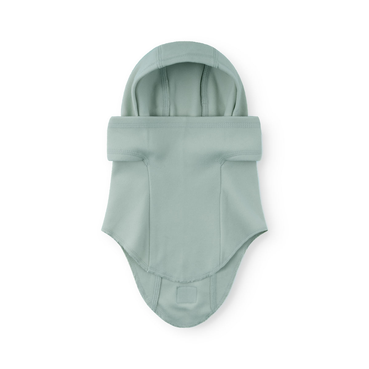 MATMANU Fleece-Sturmhaube in Chinoise Green, flach ausgelegt auf weißem Hintergrund, zeigt die Schlupfmütze mit herunterklappbarem Mundschutz und elastischem Vier-Wege-Stretch-Material aus recyceltem Polyester.
