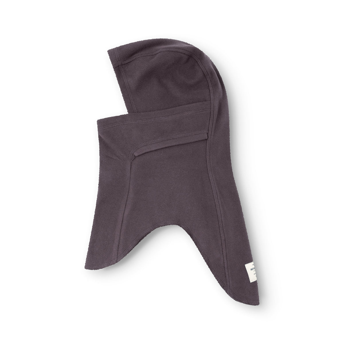 MATMANU Fleece-Sturmhaube in Rabbit Plum, flach auf weißem Hintergrund liegend, zeigt die Seitenansicht mit herunterklappbarem Mundschutz und elastischem Fleece-Material aus recyceltem Polyester.