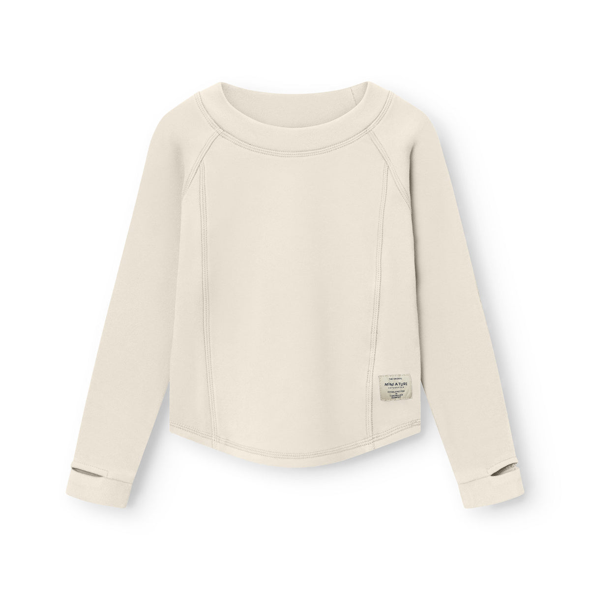 MATLENIE Fleece-Langarmshirt in zartem Creme mit Raglanärmeln, Rundhalsausschnitt, sichtbaren Kontrastnähten und MINI A TURE Markenetikett am Saum, flach auf weißem Hintergrund liegend.