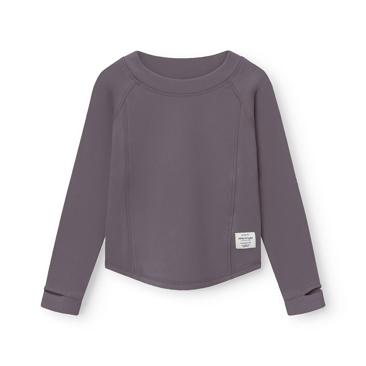 MATLENIE Fleece-Langarmshirt in dunklem Grauviolett mit Rundhalsausschnitt, Raglanärmeln, flachen Nähten und weißem MINI A TURE Markenetikett am Saum, flach auf weißem Hintergrund liegend.