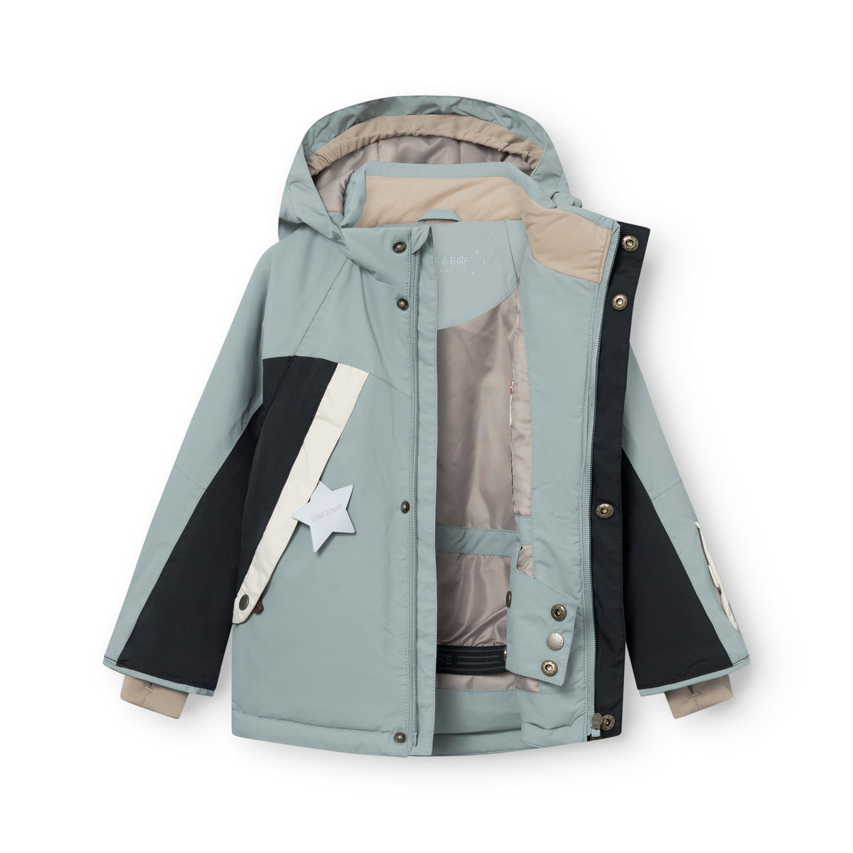 MATVALONSO Skijacke in Hellblau mit schwarzen und cremefarbenen Farbblockdetails, geöffnet mit sichtbarem innenliegendem Schneefang, Tasche am Ärmelende und cremefarbenem Innenfutter, zeigt die vollständig versiegelten Nähte und Druckknopfbefestigung.