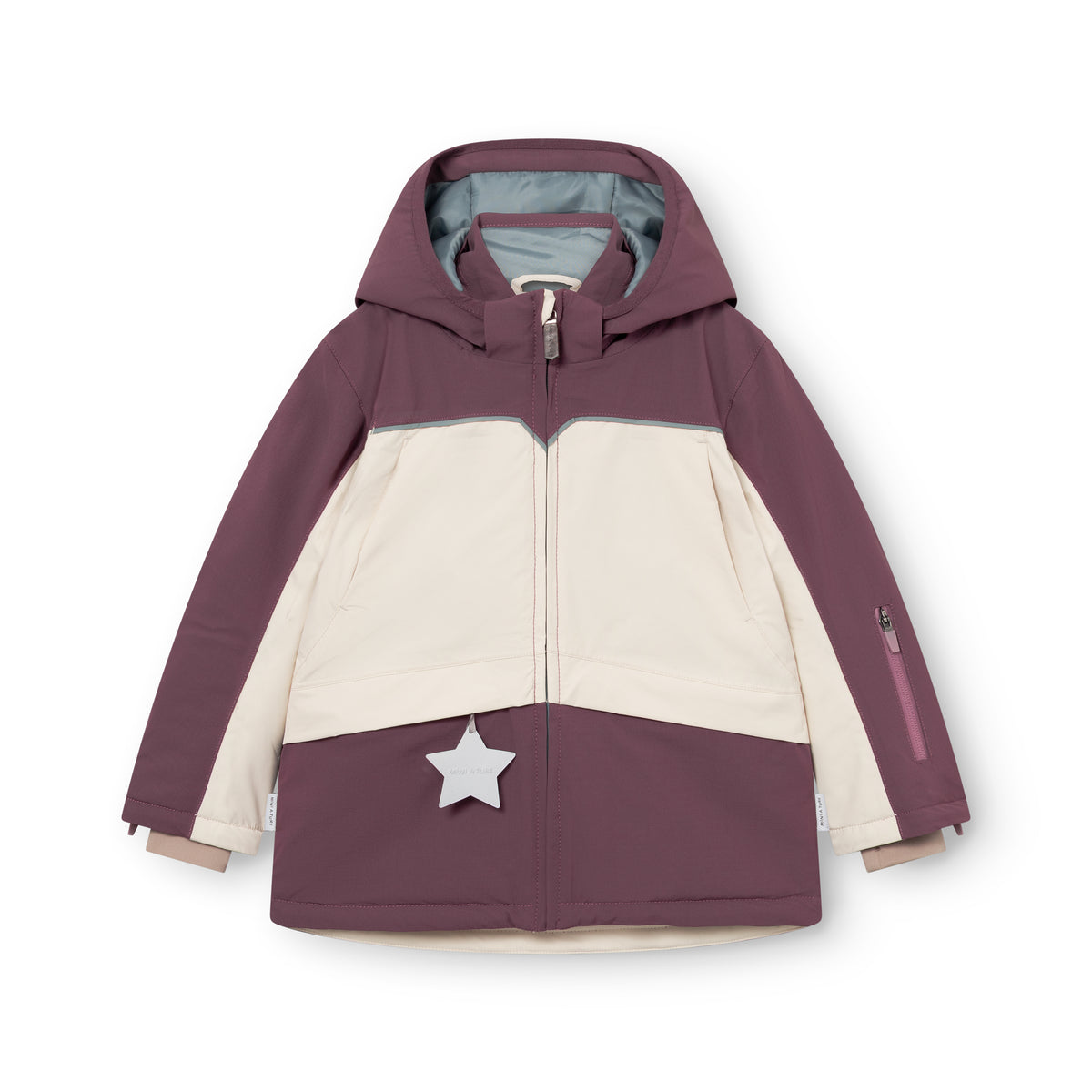 MATADANE Skijacke für Kinder in Aubergine und Beige mit abnehmbarer Kapuze, Frontreißverschluss und Liftkartentasche am Ärmel, flach auf weißem Hintergrund liegend.