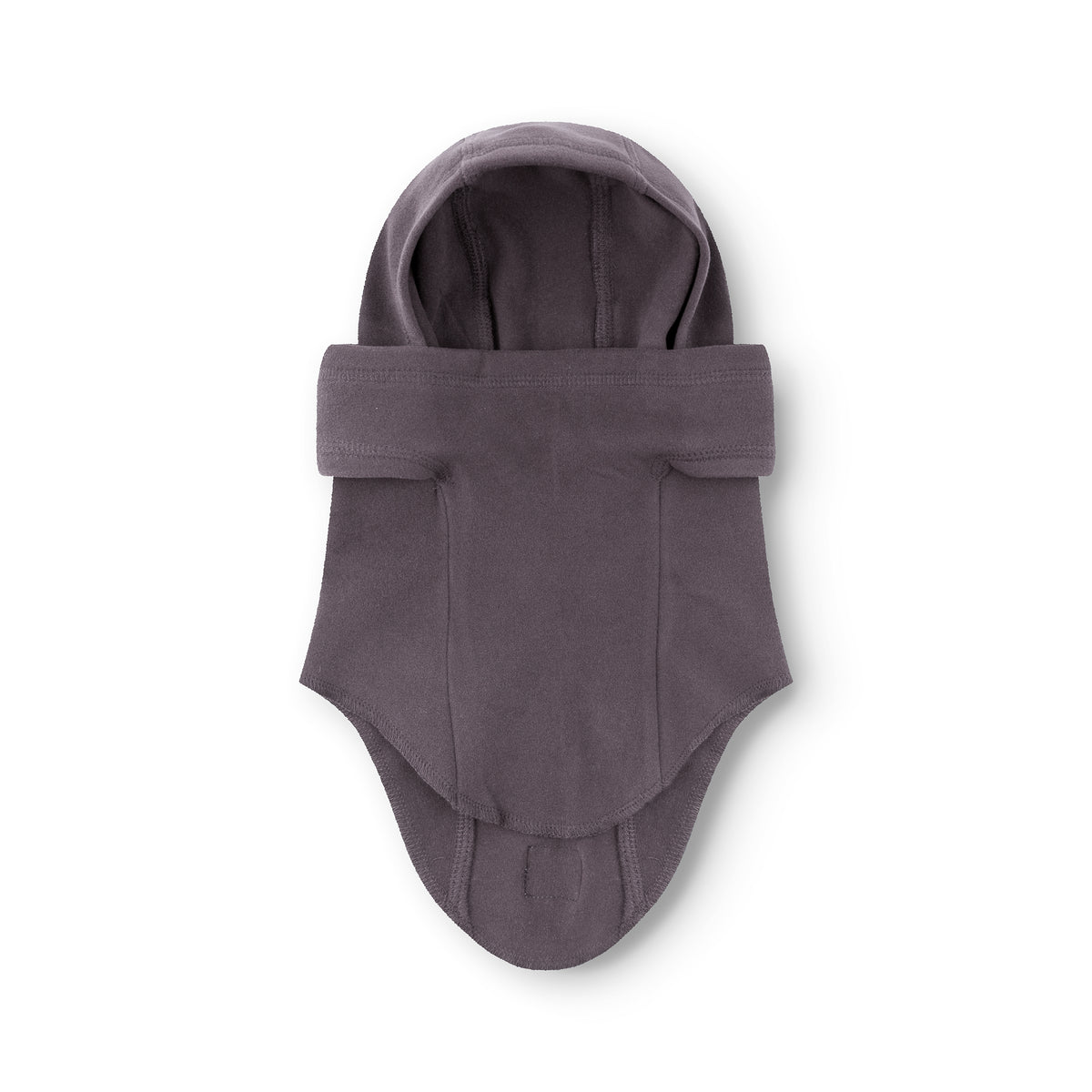MATMANU Fleece-Sturmhaube in Rabbit Plum, flach auf weißem Hintergrund liegend, zeigt die Vorderansicht mit herunterklappbarem Mundschutz und weichem Fleece-Stoff aus recyceltem Polyester.