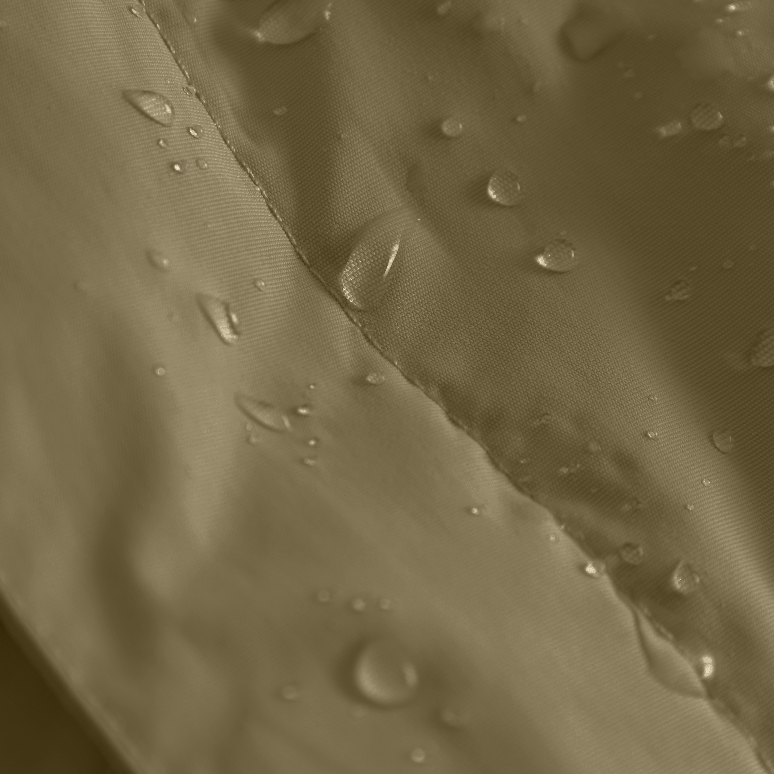 Close-up of the MATWANG fleece-lined winter jacket's recycled nylon shell with water droplets beading across the surface, showing the flat-felled seam construction and demonstrating the water-repellent performance of the fluorine-free Bionic Finish Eco treatment.